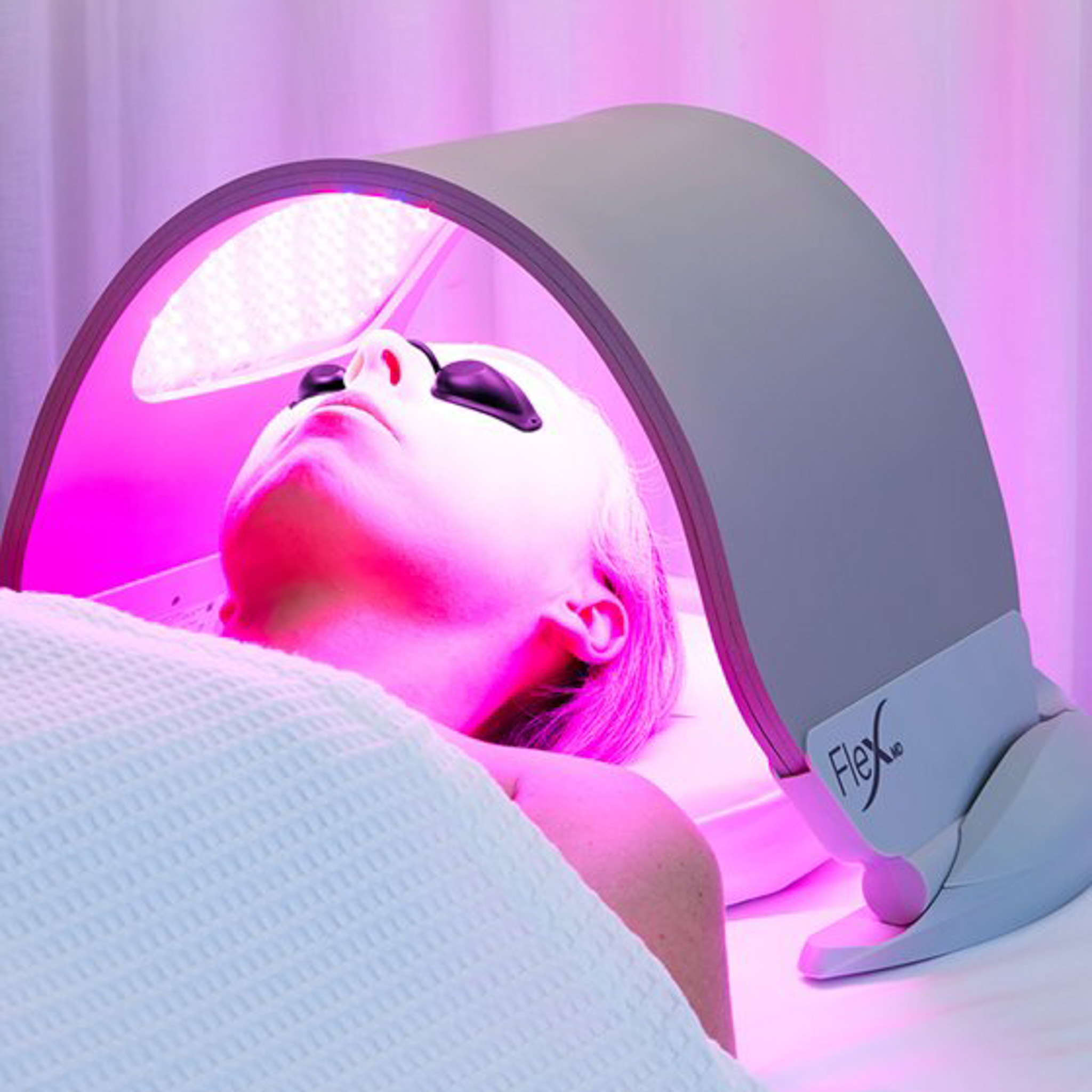 Zabieg fototerapii lampą LED Dermalux