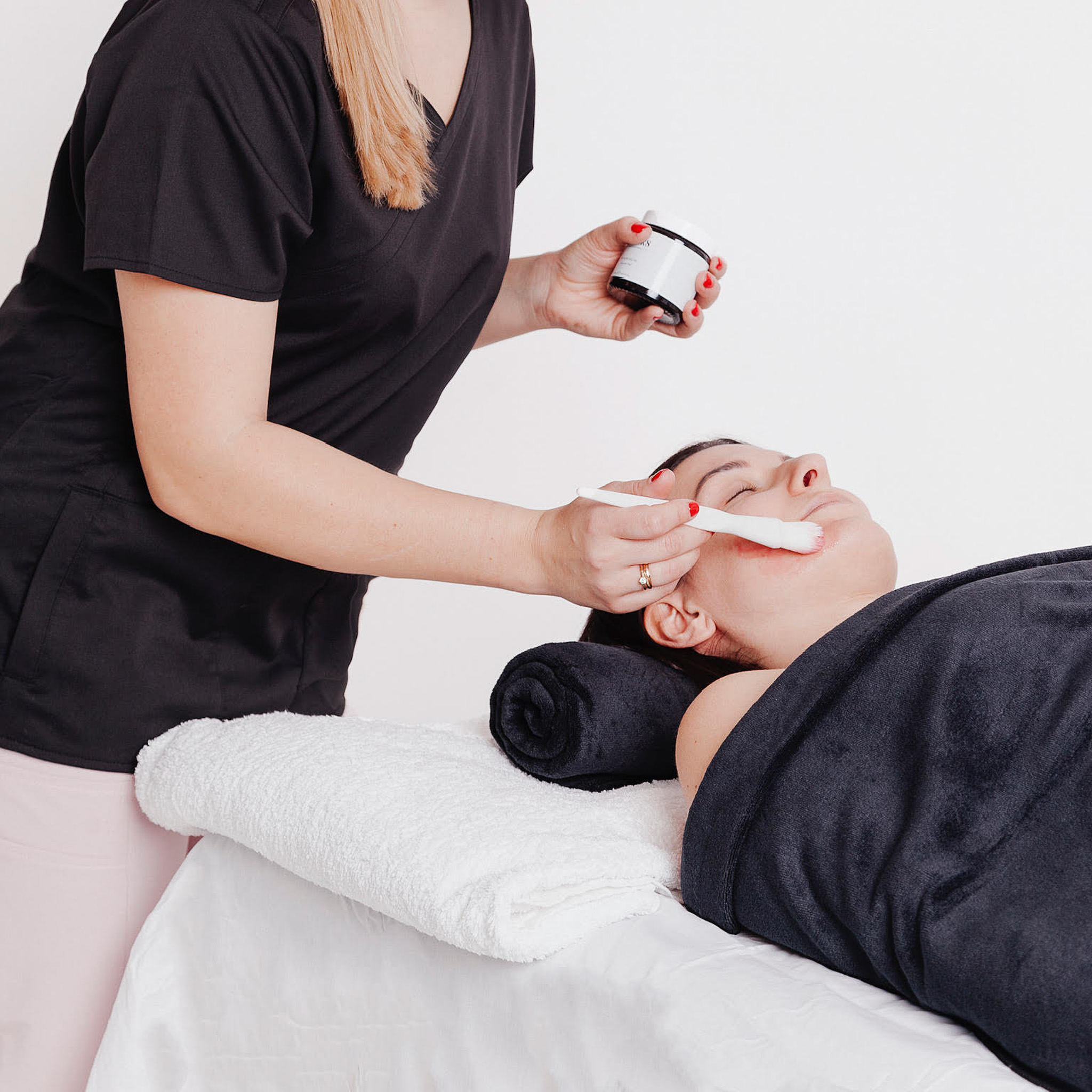 Zabieg peelingu chemicznego